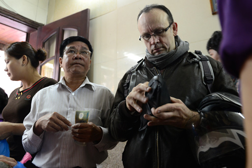 Nguoi dan Ha Noi xep hang mua banh chung don tet