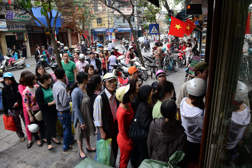 Nguoi dan Ha Noi xep hang mua banh chung don tet