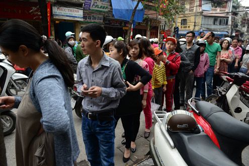Nguoi dan Ha Noi xep hang mua banh chung don tet