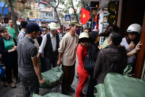 Nguoi dan Ha Noi xep hang mua banh chung don tet