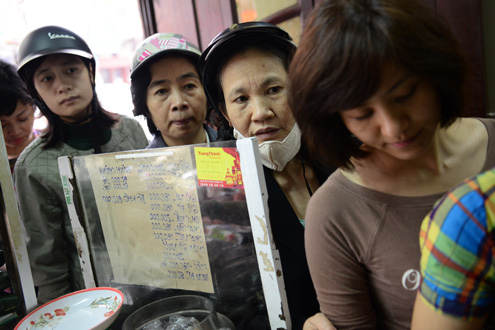 Nguoi dan Ha Noi xep hang mua banh chung don tet