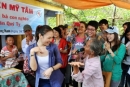 Mỹ Tâm nhảy múa cùng bà con nghèo Quảng Nam