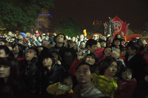 Phao hoa ruc ro trong dem giao thua Ha Noi - Sai Gon