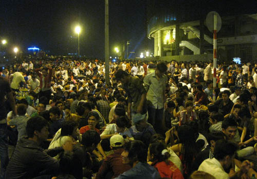 Phao hoa ruc ro trong dem giao thua Ha Noi - Sai Gon