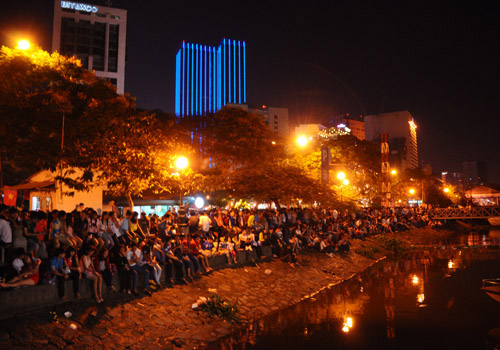 Phao hoa ruc ro trong dem giao thua Ha Noi - Sai Gon