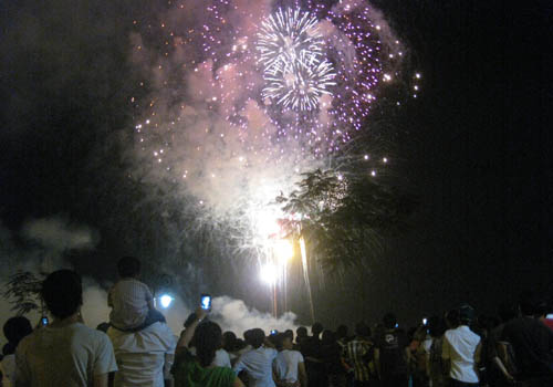 Phao hoa ruc ro trong dem giao thua Ha Noi - Sai Gon