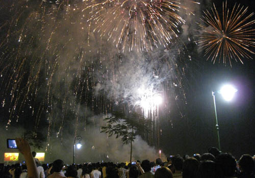 Phao hoa ruc ro trong dem giao thua Ha Noi - Sai Gon