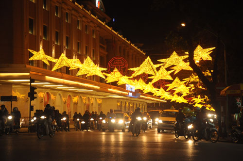 Phao hoa ruc ro trong dem giao thua Ha Noi - Sai Gon
