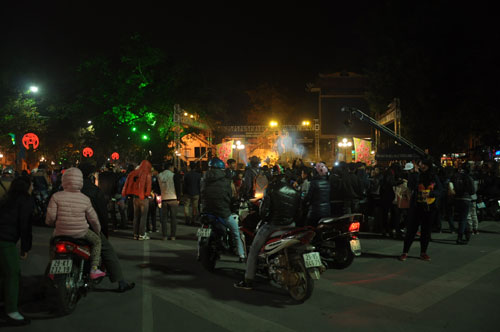 Phao hoa ruc ro trong dem giao thua Ha Noi - Sai Gon