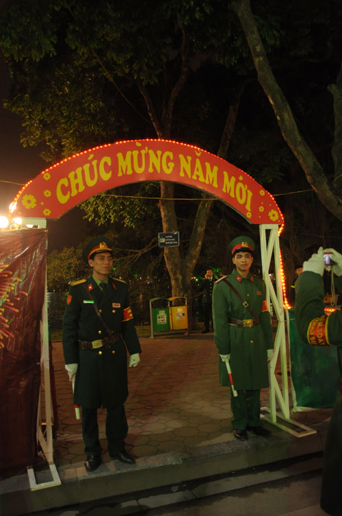 Phao hoa ruc ro trong dem giao thua Ha Noi - Sai Gon