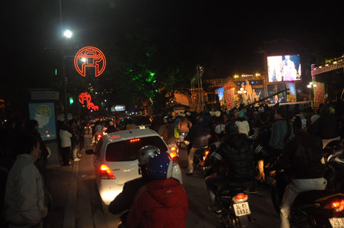 Phao hoa ruc ro trong dem giao thua Ha Noi - Sai Gon