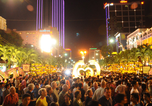 Phao hoa ruc ro trong dem giao thua Ha Noi - Sai Gon
