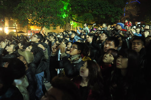 Phao hoa ruc ro trong dem giao thua Ha Noi - Sai Gon
