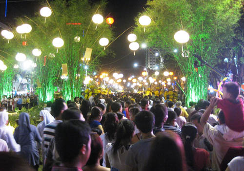 Phao hoa ruc ro trong dem giao thua Ha Noi - Sai Gon