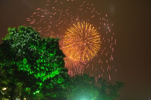 Phao hoa ruc ro trong dem giao thua Ha Noi - Sai Gon