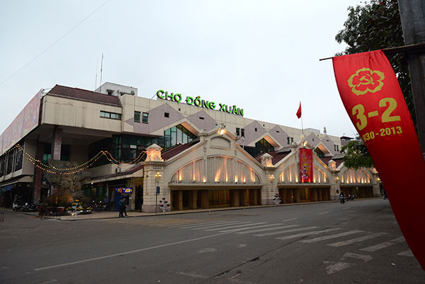 Khung cảnh vắng vẻ của chợ Đồng Xuân (Hà Nội) trong ngày mùng 1 Tết, khác hẳn với sự náo nhiệt thường ngày.