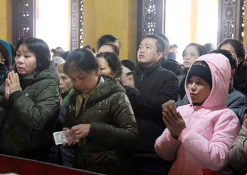 Ngày mùng 1 Tết, lượng người đi lễ chùa khá đông. Ảnh: Thái Thịnh.