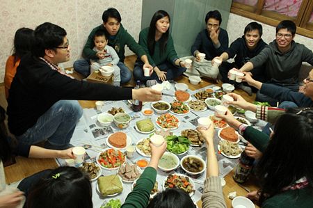 Bữa tiệc tất niên diễn ra vui vẻ và ấm cúng