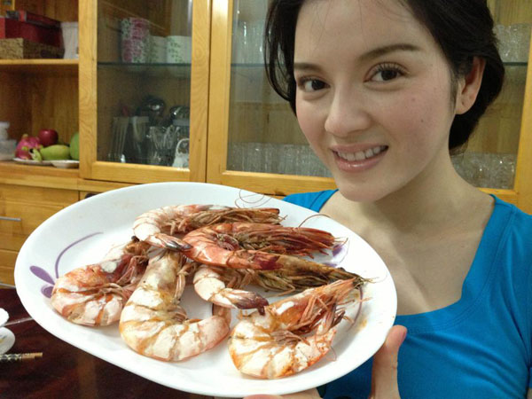 Diễn viên Lý Nhã Kỳ đăng ảnh chụp tại nhà kèm chú thích: “Năm mới mẹ lại làm tôm cho ăn, hi hi. Mọi người cùng ăn tôm của mẹ hấp nhé”.