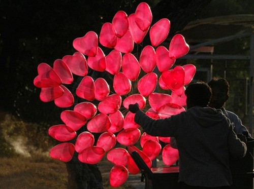 Valentine: Ca the gioi ngap tran trong sac mau tinh yeu