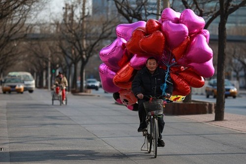 Valentine: Ca the gioi ngap tran trong sac mau tinh yeu
