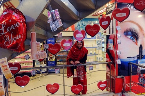 Valentine: Ca the gioi ngap tran trong sac mau tinh yeu