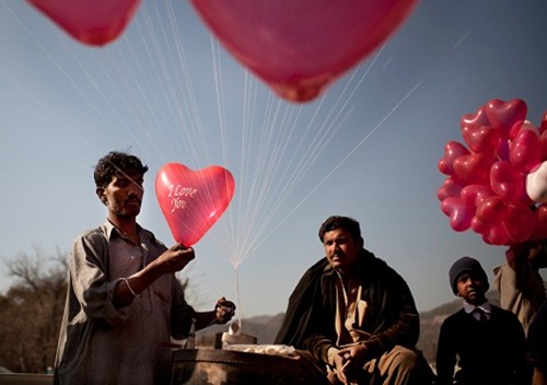 Valentine: Ca the gioi ngap tran trong sac mau tinh yeu