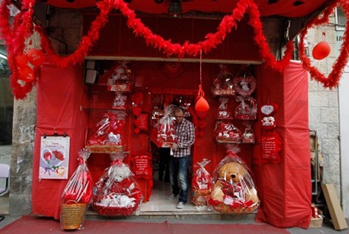 Valentine: Ca the gioi ngap tran trong sac mau tinh yeu