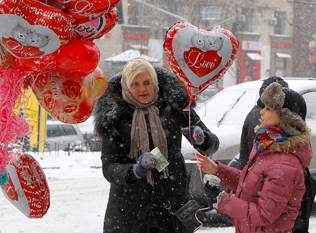 Valentine: Ca the gioi ngap tran trong sac mau tinh yeu