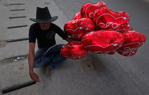 Valentine: Ca the gioi ngap tran trong sac mau tinh yeu