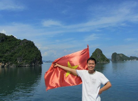Gap chang tien si Y Sinh 8x tai Singapore