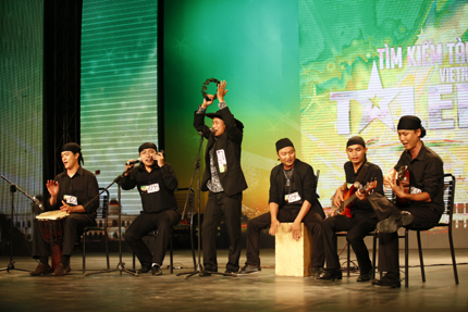 Got Talent: Nuốt rắn lục, ăn chuối thổi kèn trở lại