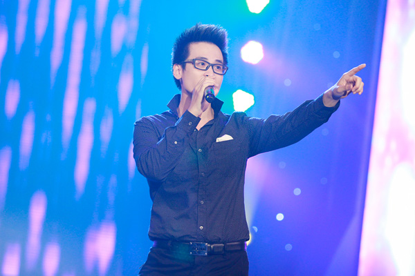 Ca sĩ Hà Anh Tuấn trình bày lại bài hit 'Bóng mưa' và 'Làm ơn'.