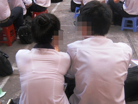 Teen quá “tự nhiên” với bạn khác giới, cha mẹ hoảng
