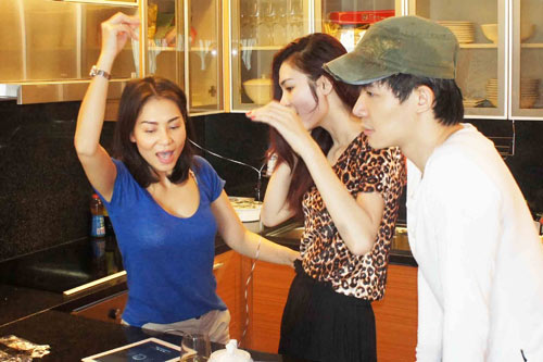 Ngoc Oanh va Nathan Lee nho Thu Minh day hat
