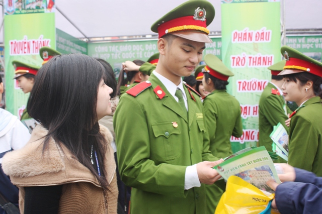 Tư vấn 88Kinh tải ứng dụng về điện thoại vào trường khối CAND. Ảnh: NN