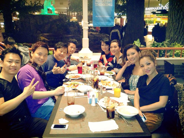 Cuối cùng không rủ nhau đi ngủ nhưng đi nhẩy ...và đi nhậu. Đây là hình ảnh lúc tiệc tàn...nhìn vậy chắc quý vị cũng đủ hiểu rồi ...hihihi... (Foxwoods Casino sau khi quay PBN 108)