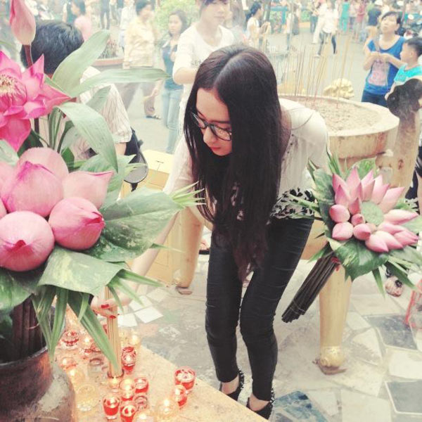 Hôm nay em đi chùa Hương....mọi người ngắm nhìn em thẹn thùng em không nói. Nam mô a di đà! hih