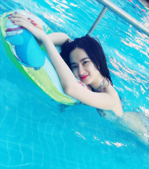 Muốn khoẻ đẹp thì hãy tập thể thao hihi Ai muốn khoẻ đẹp thì bơi cùng Trinh nào " align=