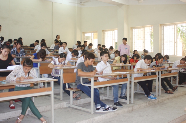 Thí sinh dự thi tại Trường ĐH Kinh doanh và Công nghệ Hà Nội 2012. Ảnh: NN