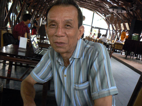 Nghe si hai Van Hiep \'ra di\' trong co doc