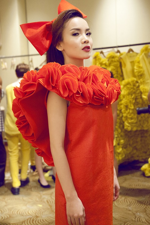 Yen Trang va ban nhay quan quyt sau hau truong