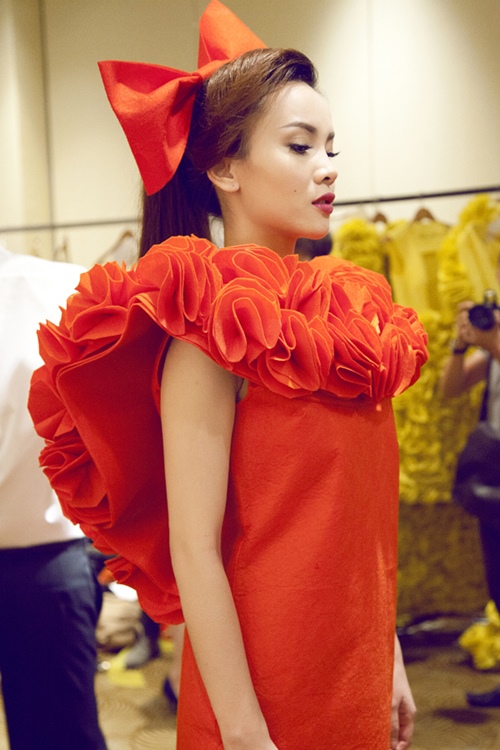 Yen Trang va ban nhay quan quyt sau hau truong