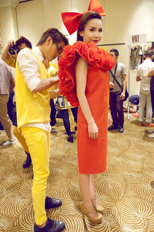 Yen Trang va ban nhay quan quyt sau hau truong