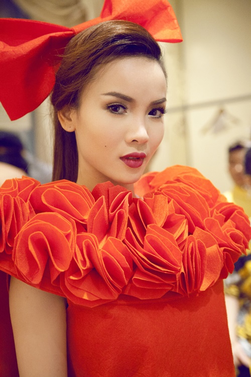 Yen Trang va ban nhay quan quyt sau hau truong