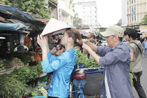 Ho Ngoc Ha mac ao ba ba gian di dao pho cung Dam Vinh Hung