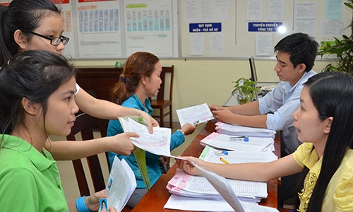 Thí sinh nộp hồ sơ dự thi ĐH, CĐ năm 2013 tại Sở GD-ĐT TPHCM
            Ảnh: TẤN THẠNH