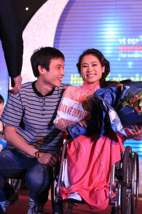 Co gai xinh dep Anh Ngoc dang quang hoa hau khuyet tat