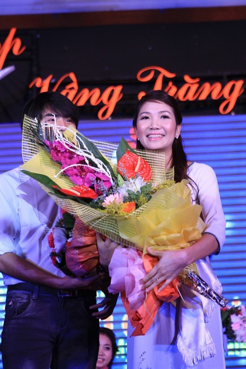 Co gai xinh dep Anh Ngoc dang quang hoa hau khuyet tat