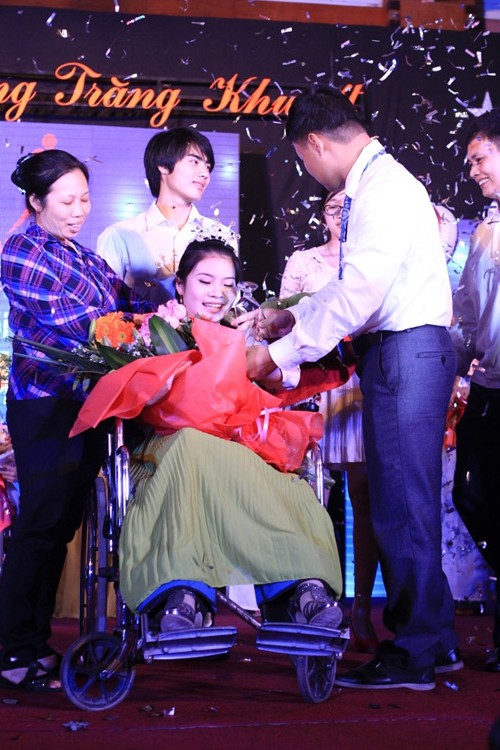 Co gai xinh dep Anh Ngoc dang quang hoa hau khuyet tat